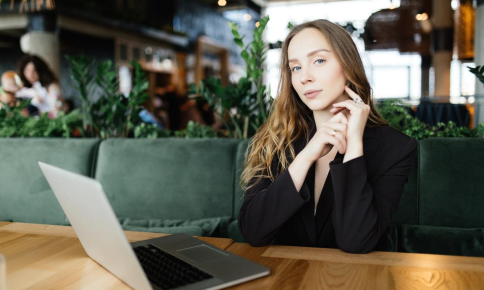 Sesión de trabajo financiero con cliente