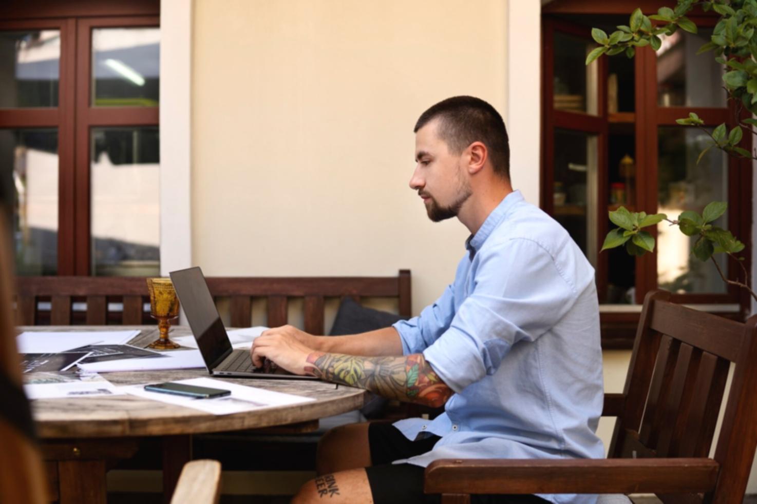 Espacio de formación con materiales de trabajo financiero